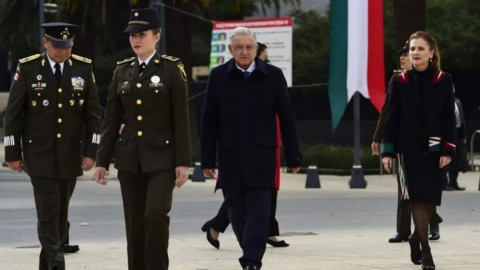 Condecora AMLO a militares y personal médico en celebración de la Revolución Mexicana