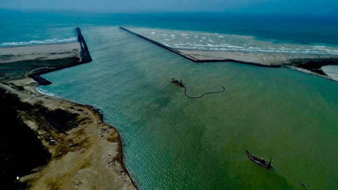 Gobernador y Embajador de China sobrevuela el puerto Matamoros