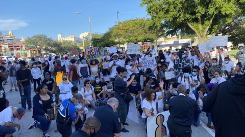 Policías y manifestantes en Miami se arrodillan y rezan juntos por George Floyd