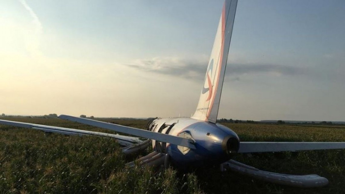 Avión ruso aterriza de emergencia en un campo de maíz