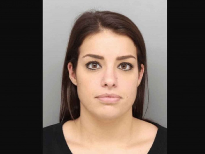 Por tener relaciones sexuales con alumnas, maestra es arrestada