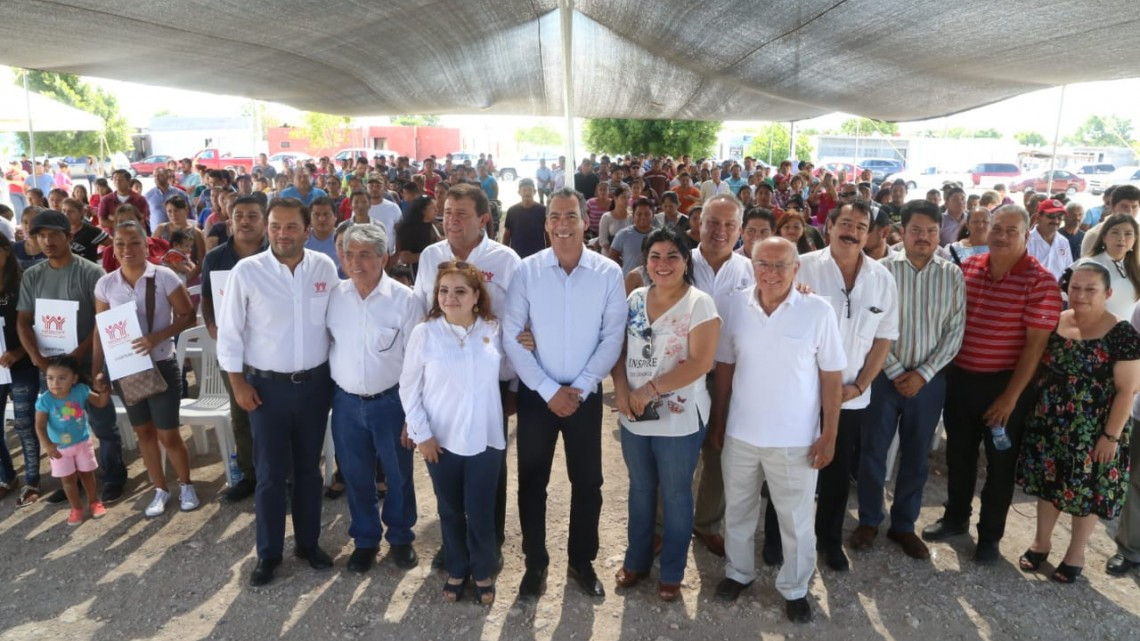 Alcalde y delegado del INFONAVIT entregan escrituras