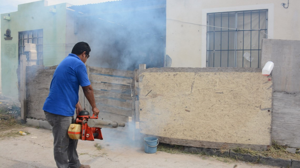 Entregan apoyos y ofrecen servicios de fumigación en Rincón de las Flores   