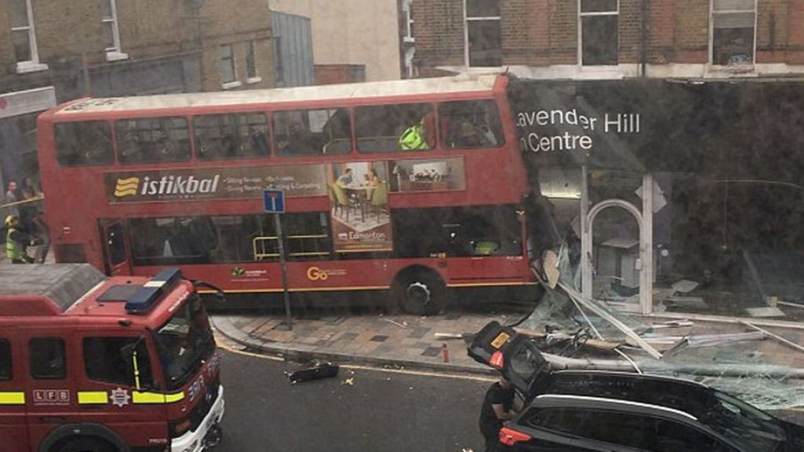Un autobús de dos plantas se estrella contra una tienda en Londres