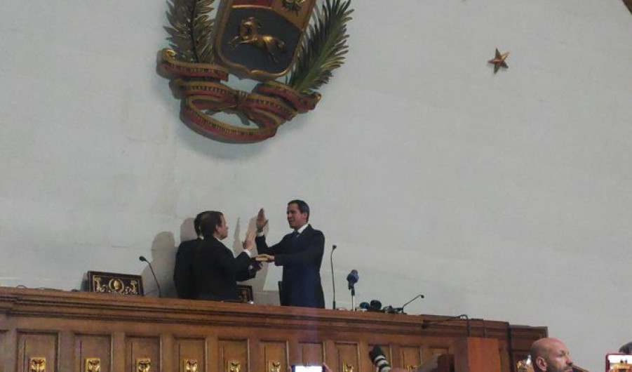 Rinde protesta Juan Guaidó como presidente encargado de Venezuela