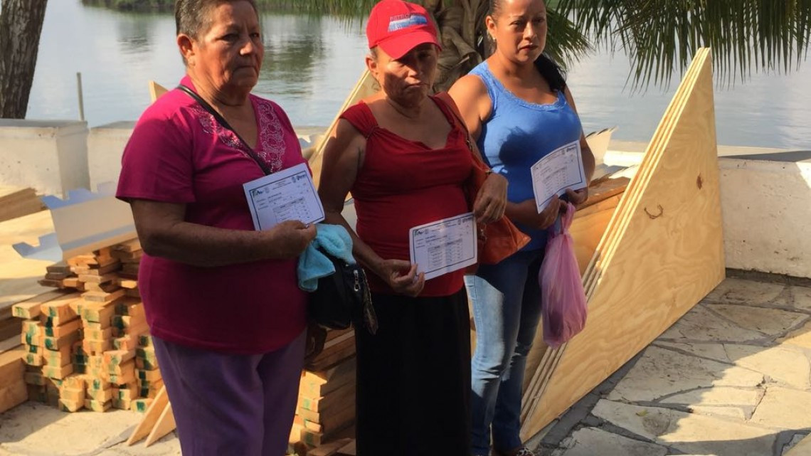 Entregan material a familias que se vieron afectados por tromba