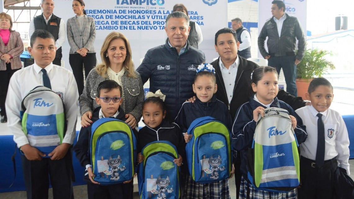 Entrega Chucho Nader más mochilas y útiles escolares en escuelas de la colonia Morelos