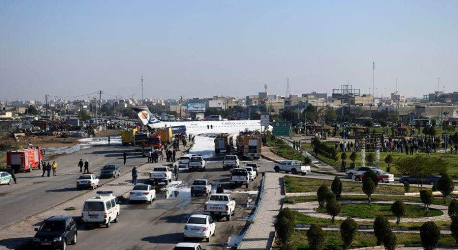 Avión hace aterrizaje de emergencia en calles de Irán