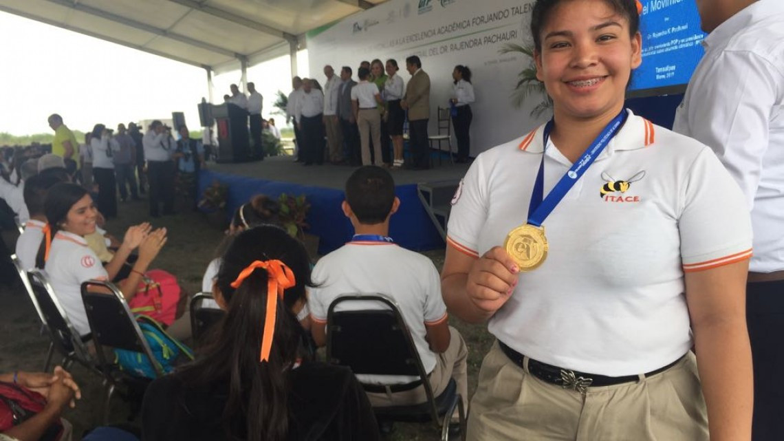 Entregan reconocimientos a jóvenes destacados