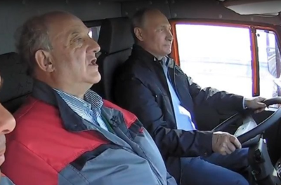 Inaugura Putin puente que une Crimea con Rusia 