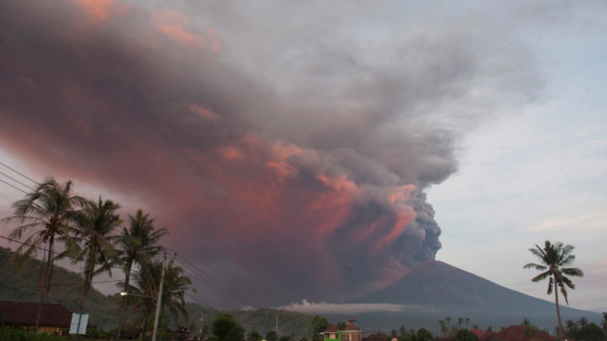 Volcán Agung alerta a habitantes de la isla de Bali