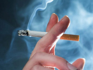 Buscan prohibir venta de cigarrillos, a menores... ¿de 100 años?