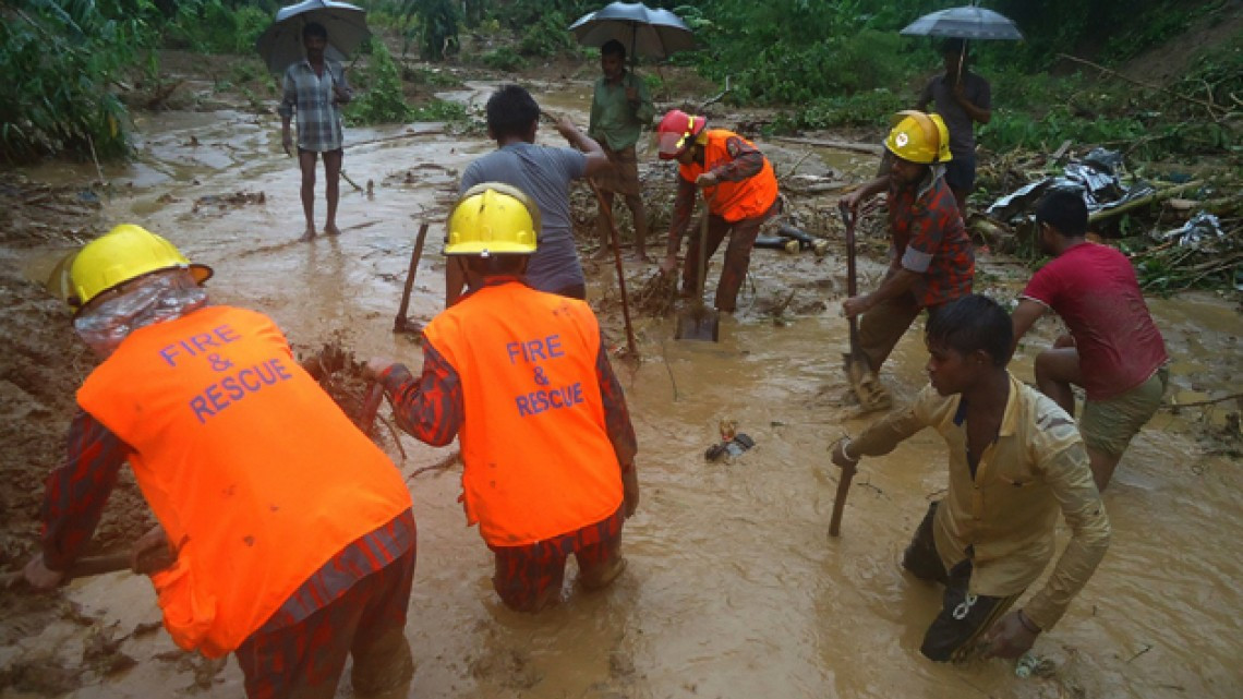 Van 77 muertos por fuertes lluvias en Bangladesh