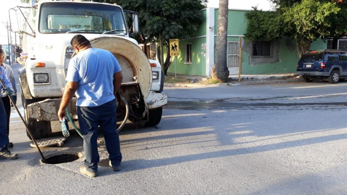 Comapa trabaja con equipo vactor