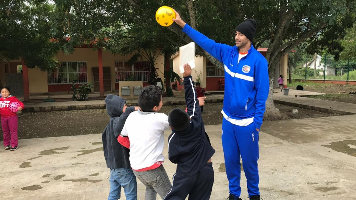 Dibujan sonrisas a pequeños