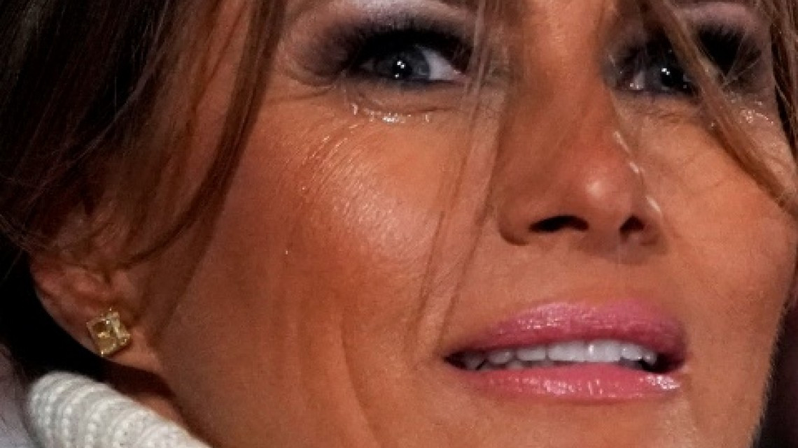 Melania Trump es captada llorando en encendido de árbol de Navidad