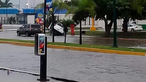 Cae carro a canal arrastrando por la corriente
