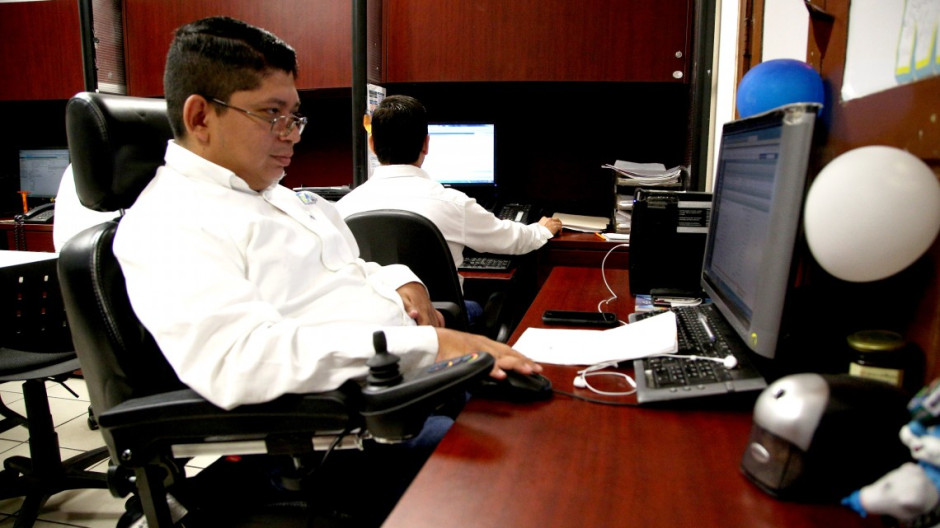 Entrega DIF Tam silla de ruedas eléctrica a servidor público