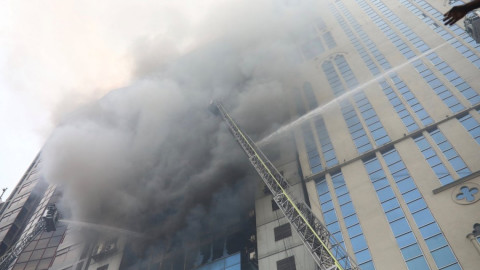 17 muertos y 50 heridos tras incendio en torre en Bangladesh
