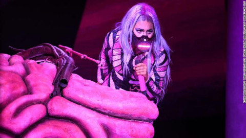 Lady Gaga se lleva la noche de los VMA ¡con todo y cubrebocas!