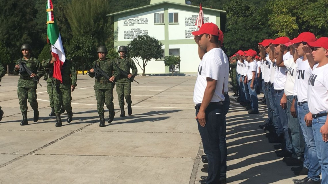Reciben más de 900 jóvenes cartilla del SMN