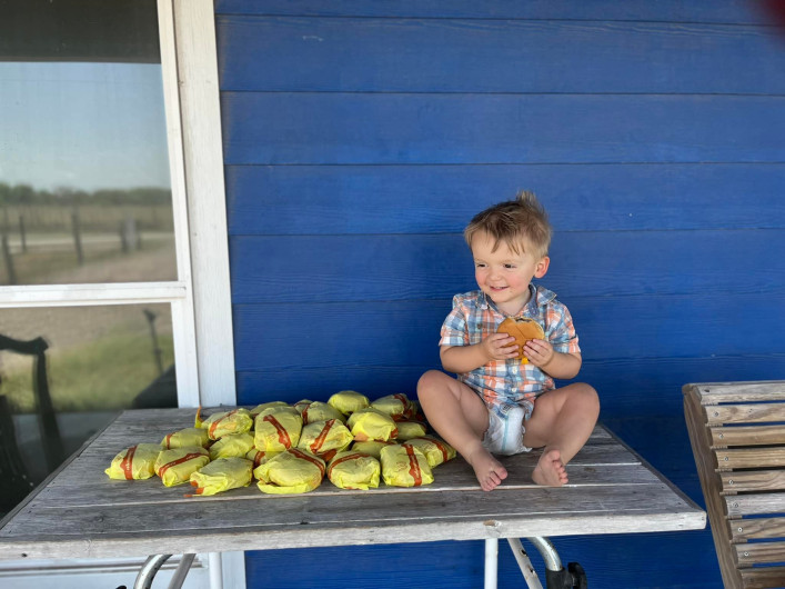 Niño de 2 años compra 32 hamburguesas por internet