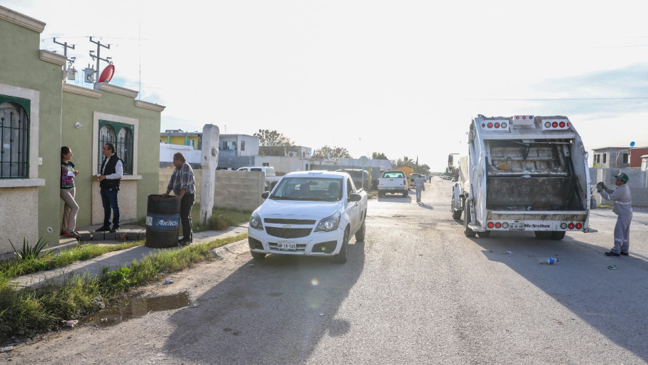 Supervisan labores de recoleccion de basura