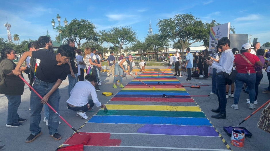 Pintan paso peatonal con colores de bandera LGTB+