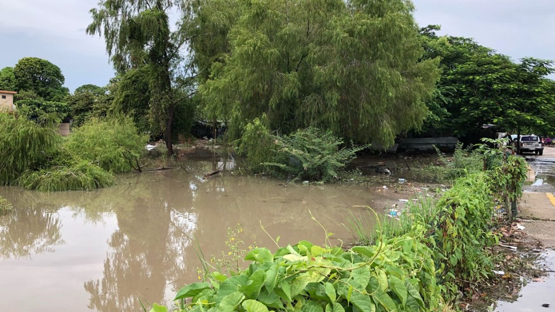 Se desborda canal a cielo abierto en la Borreguera