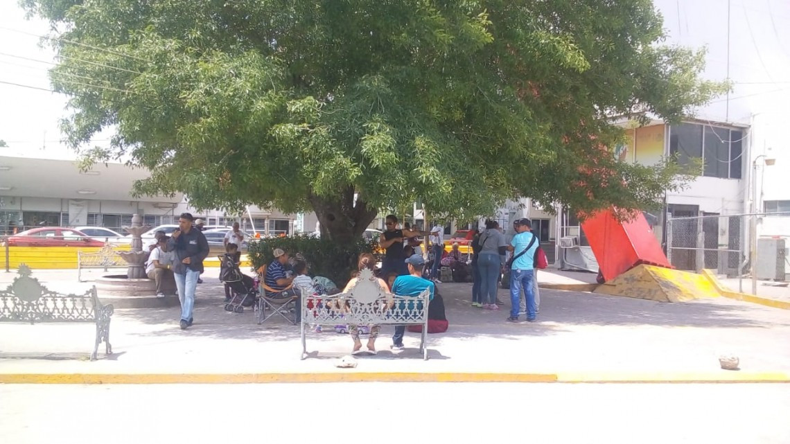 Migrantes en el puente nuevo de Matamoros mantienen orden: Enrique Maciel