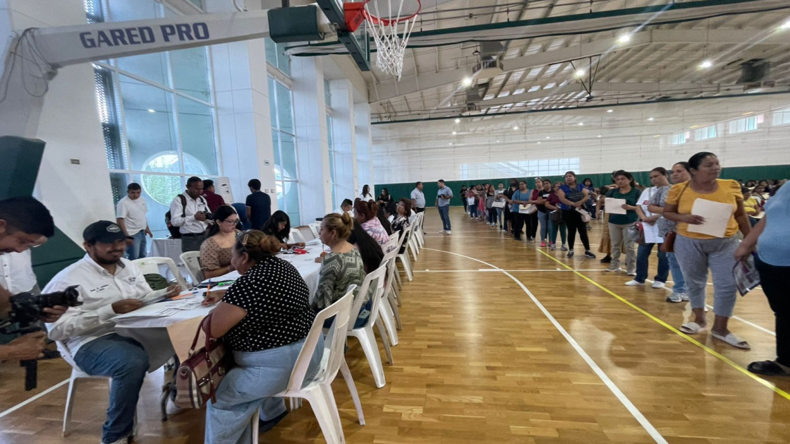 Entregan tarjetas del programa “Mamá Luchona”