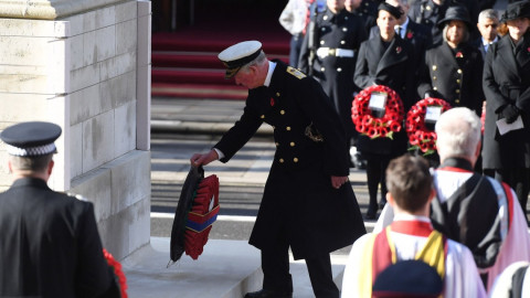 Reina Isabel II rinde homenaje a caídos en guerras mundiales
