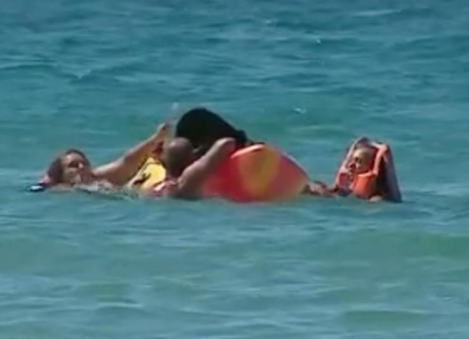 Presidente de Portugal auxilia a mujeres en la playa