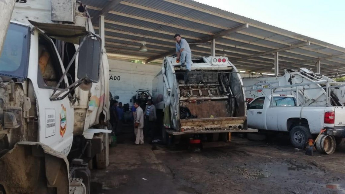 Encuentran camiones de basura saqueados y abandonados 