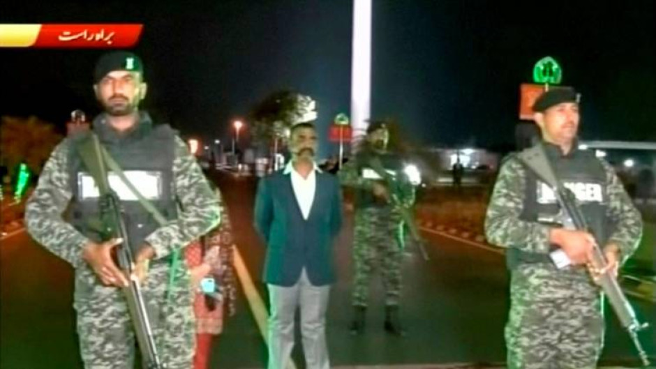 Pakistán relaja la tensión y libera al piloto indio capturado