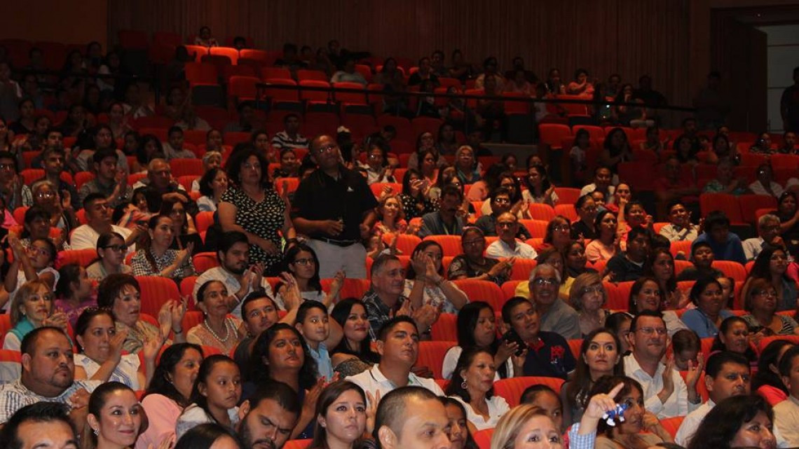 Alcaldesa asiste a presentación del ballet clásico "Alicia en el país de las maravillas"