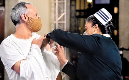 López-Gatell se vacuna contra la influenza