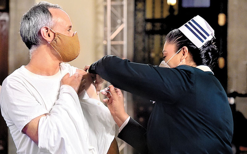 López-Gatell se vacuna contra la influenza