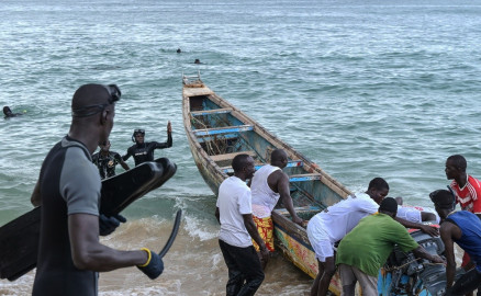 Al menos 17 personas mueren tras naufragio frente a la capital de Senegal