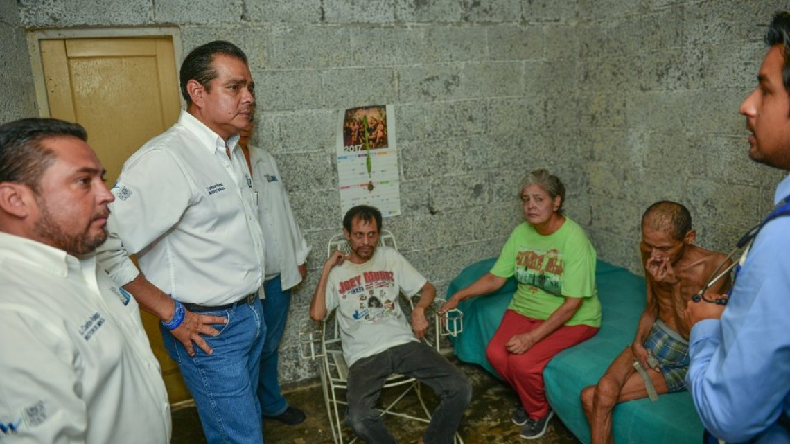 Visita Enrique Rivas a pacientes de 'Médico en tu puerta' 