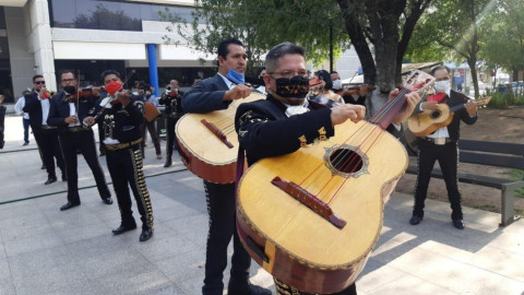 Se manifiestan mariachis; piden apoyos alimentarios y becas para sus hijos