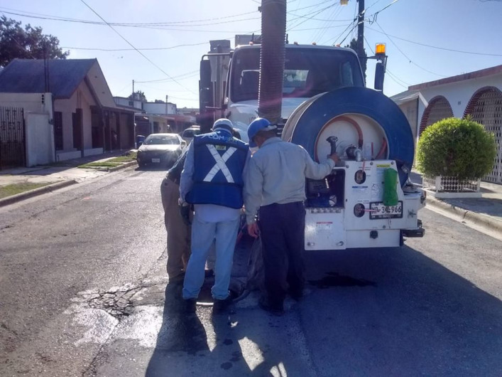 Comapa trabaja con equipo vactor