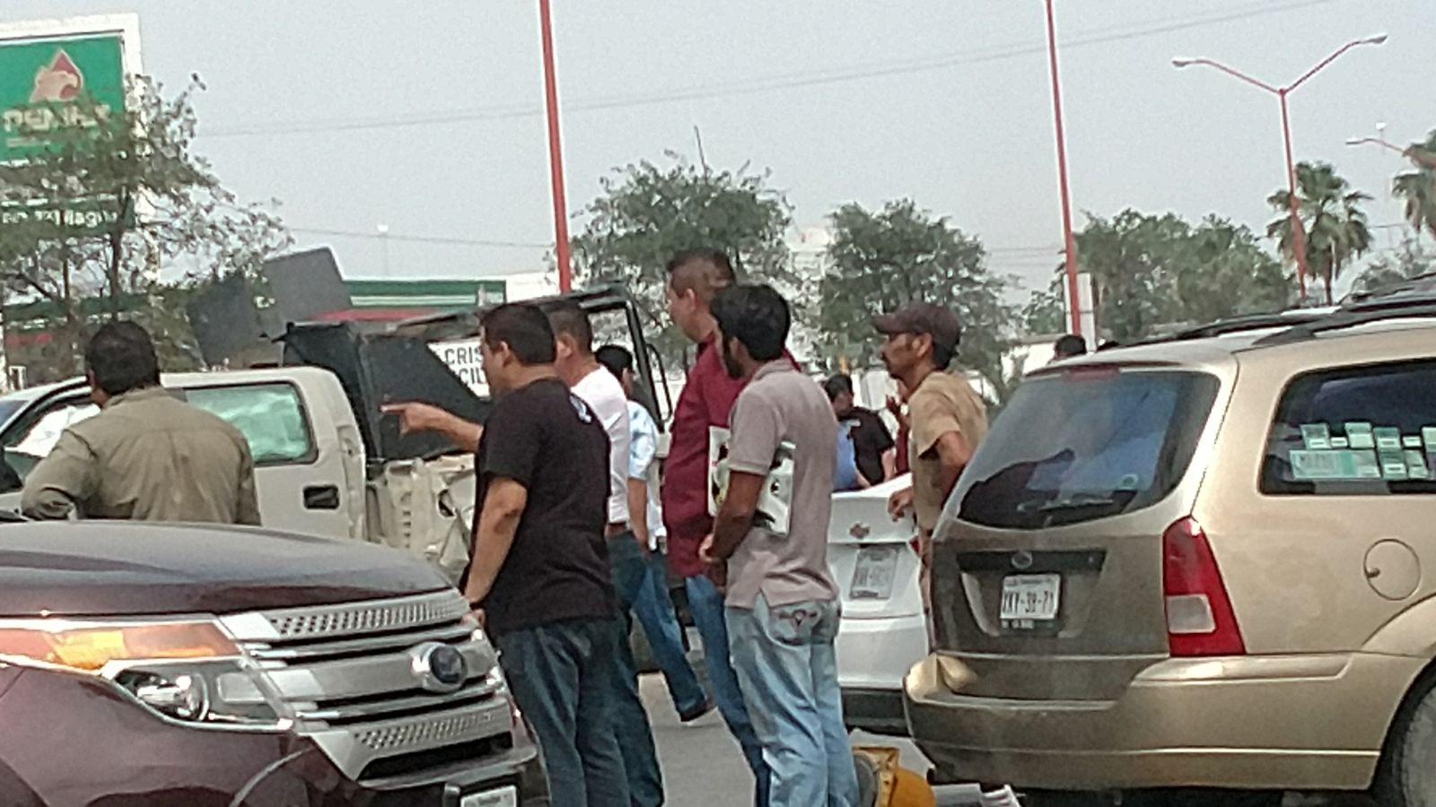 Vuelca camioneta de marinos en Río Bravo