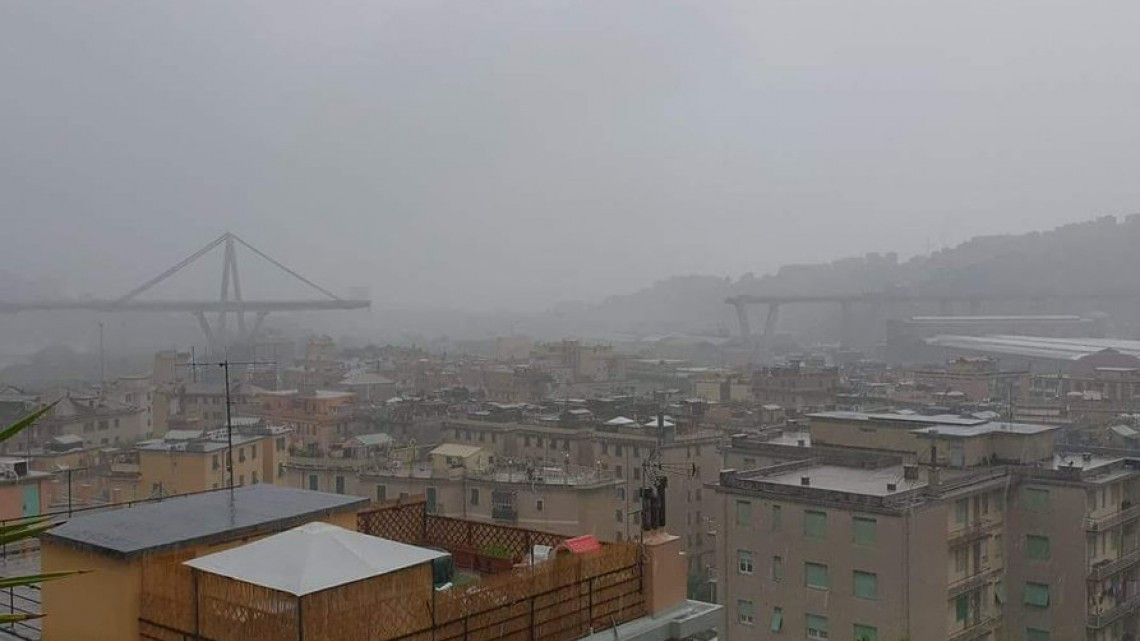 Al menos 22 muertos por el derrumbe de un puente en Génova, Italia