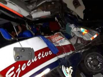 9 muertos y 56 heridos deja accidente entre autobuses