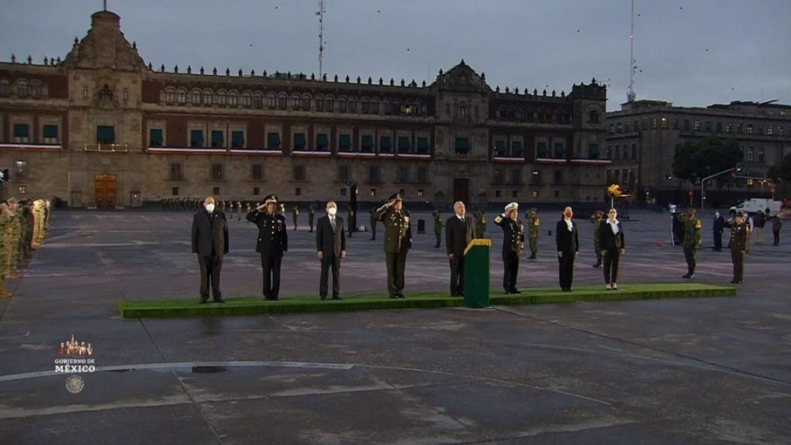 López Obrador iza bandera a media asta por víctimas de sismos