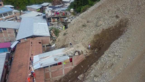 Alud sepulta decenas de casas en Perú