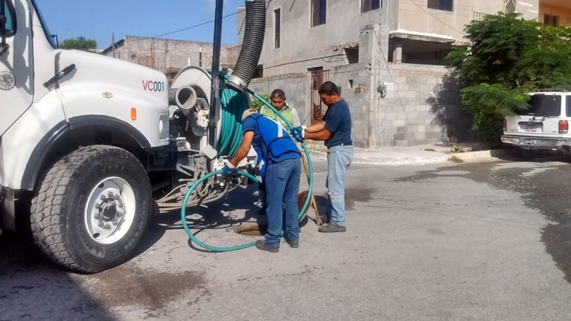 Comapa trabaja con equipo vactor