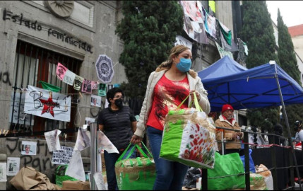 Familiares de víctimas salen de la CNDH; feministas se quedan
