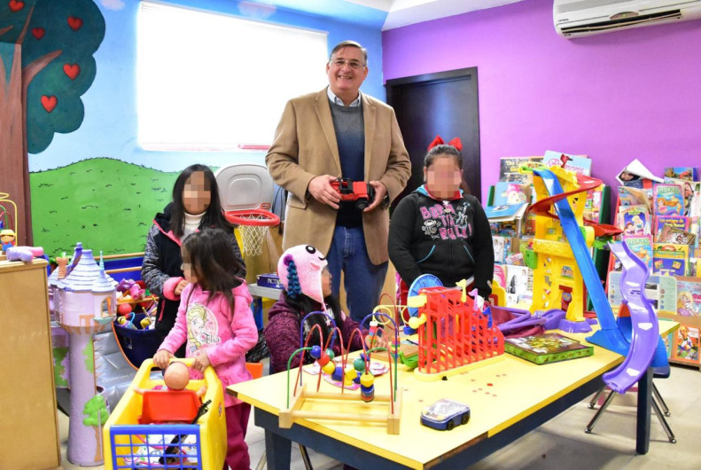 DIF Reynosa entrega apoyos alimentarios a Fundación Iluminando corazones a niños con cáncer